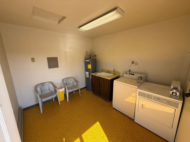 Building Photo - FIRST MONTHS RENT AND DEPOSIT ONLY! 2 Bed/1 Bath Apartment in Clarkston WA