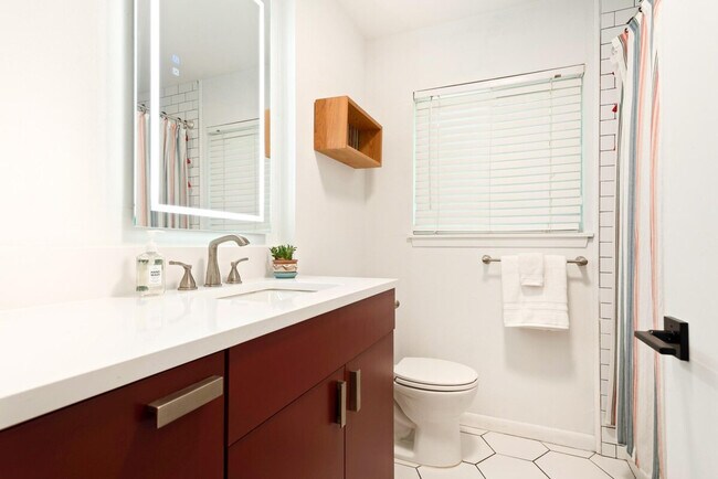 Building Photo - 2906 Westhill Dr