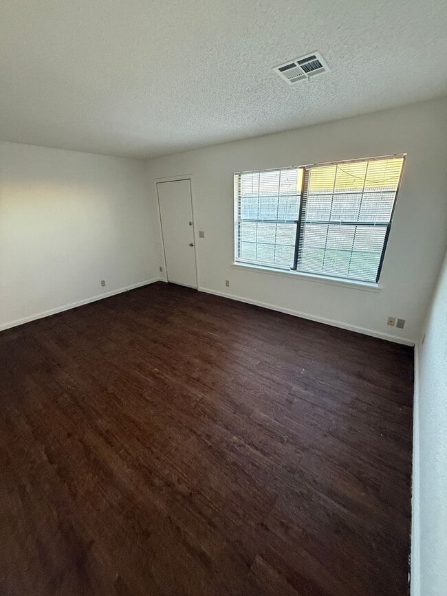 Building Photo - Duplex On West Quantico 3 bed