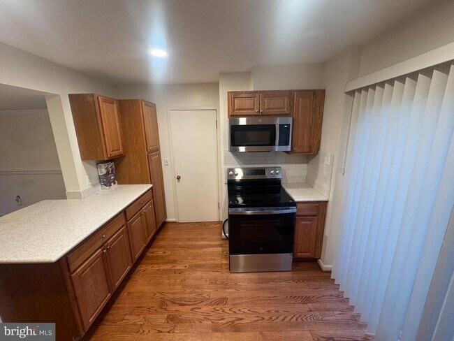 Building Photo - 9250 Three Oaks Dr