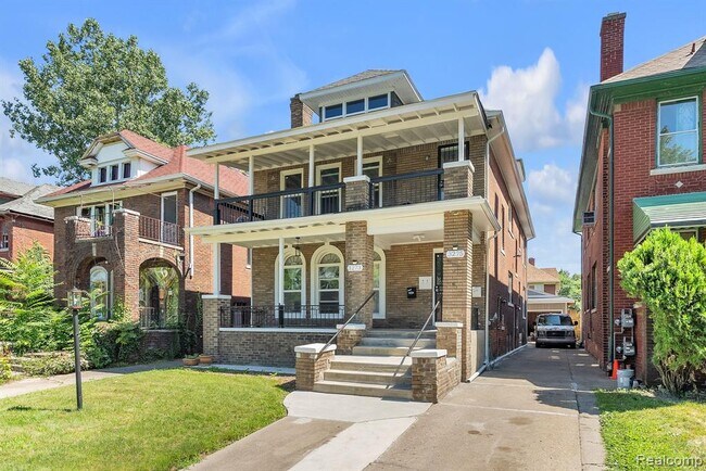 Building Photo - 3273 Cortland St