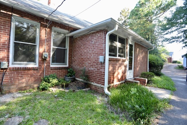 Building Photo - 308 Summit St