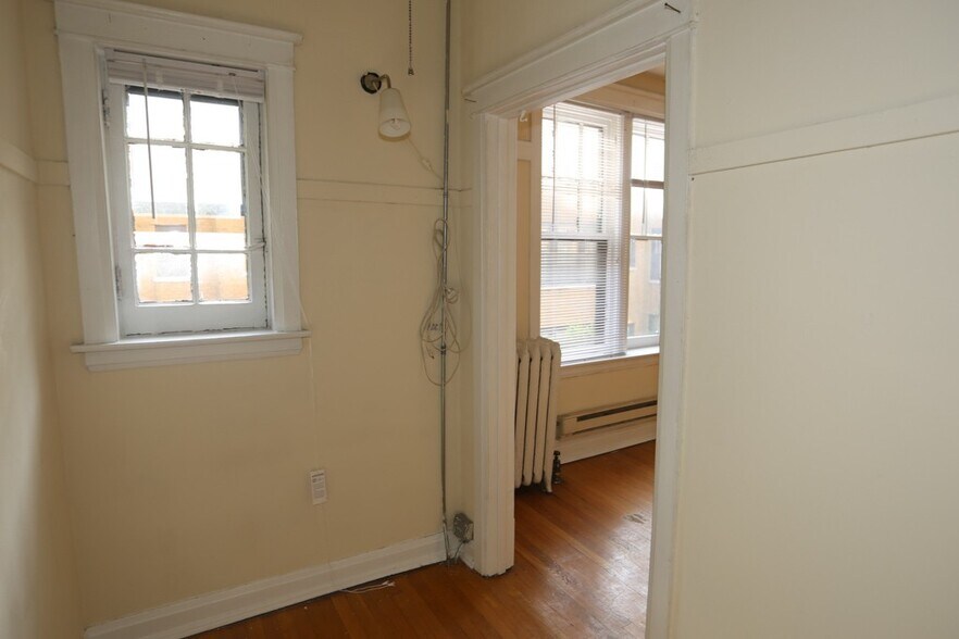 Building Photo - 710 W Barry Ave