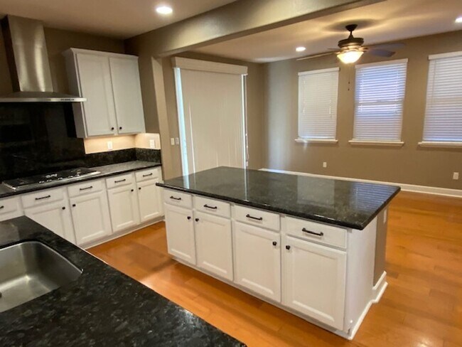 Building Photo - Available 8/1 - Lincoln Crossing 6 bedroom...