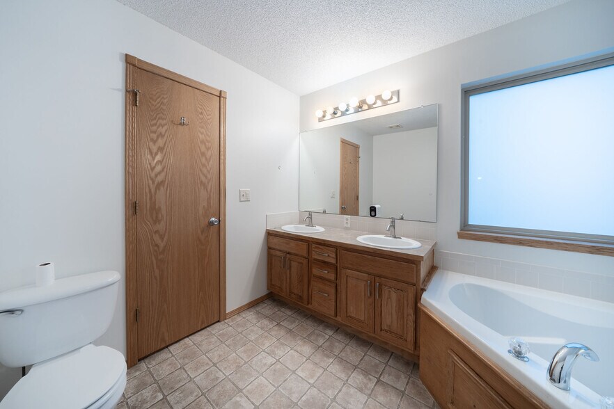 Building Photo - 1339 S Summit Rd