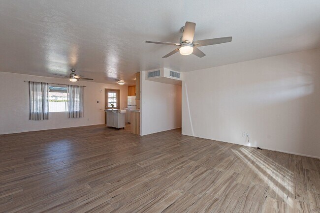 Building Photo - 8416 E Rancho Vista Dr