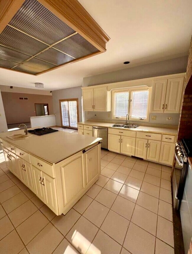 Building Photo - 8S210 Stonehedge Dr