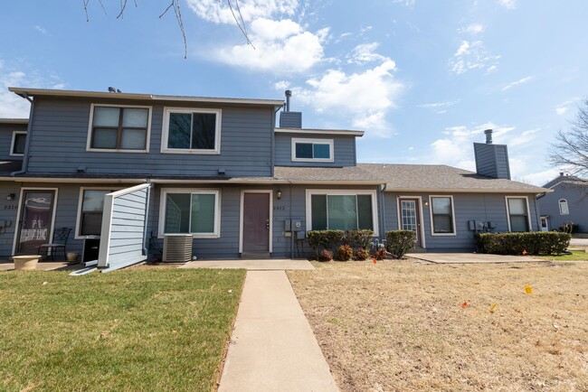 Building Photo - Beautiful  3 Bedroom, 2.5 Bath Condo in Canterbury!