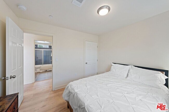 Building Photo - 5912 S Flower St