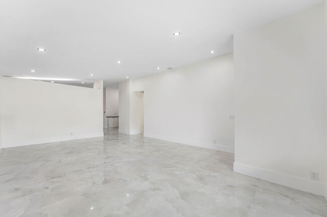 Building Photo - 1531 SW 102nd Terrace