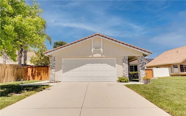 Building Photo - Lovely Temecula Home! Utilities paid!