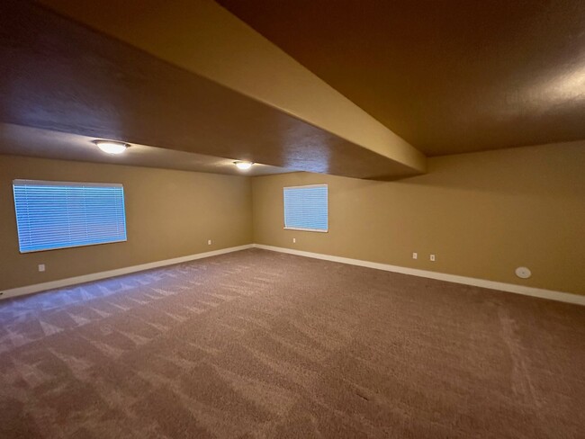 Building Photo - Orem Townhome - Hillcrest Neighborhood
