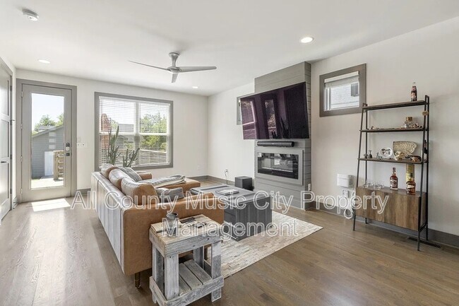 Building Photo - 1507B 14th Ave N