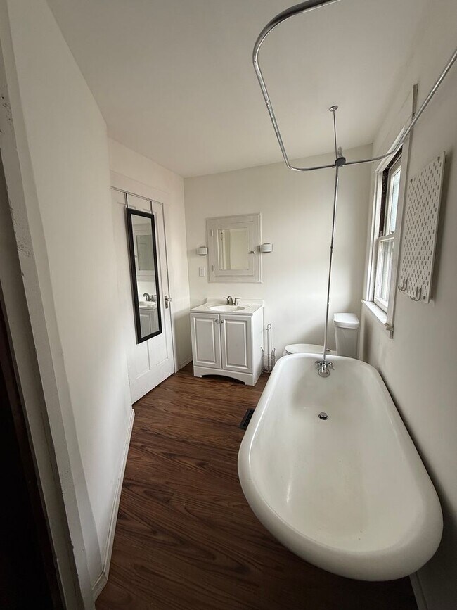 Building Photo - Spacious 3-bed 2-full bath available now