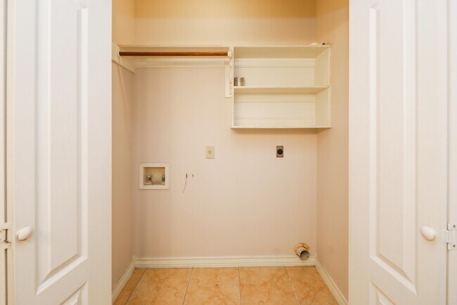 Building Photo - 707 St James Dr