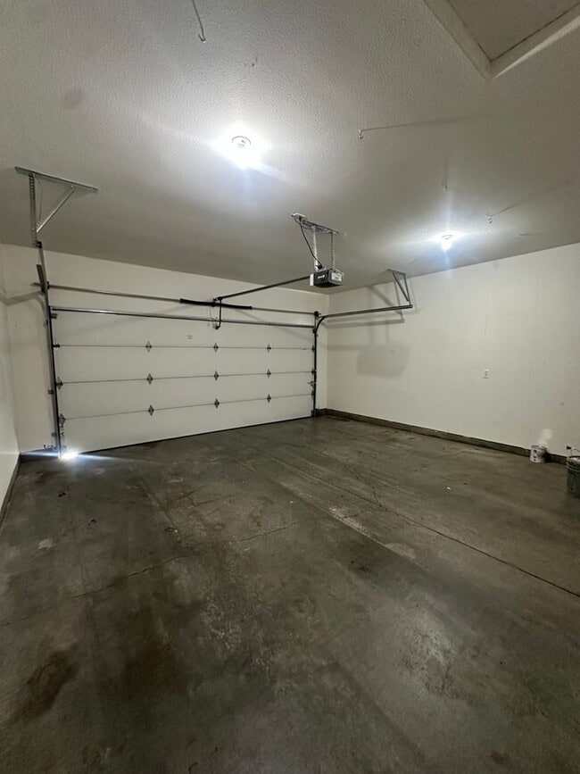 Building Photo - Ranch Style Home in NE Bend!  Fenced in backyard!