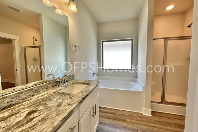 Building Photo - Pensacola 4/2 AVAILABLE NOW