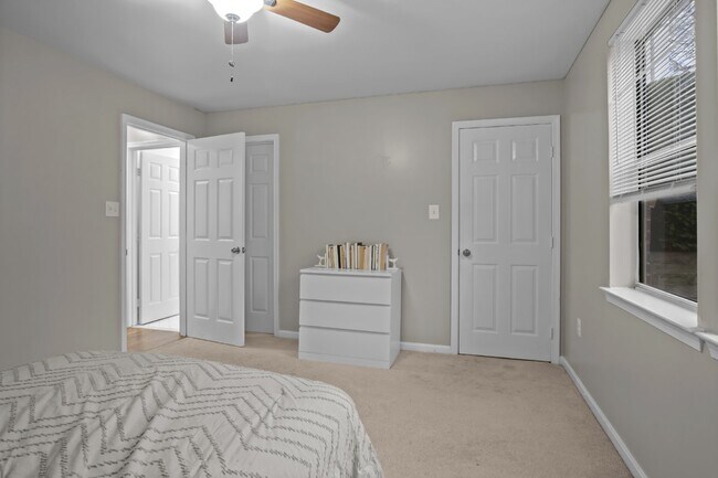 Building Photo - Comfortable, convenient, and well located Ashburn condo.