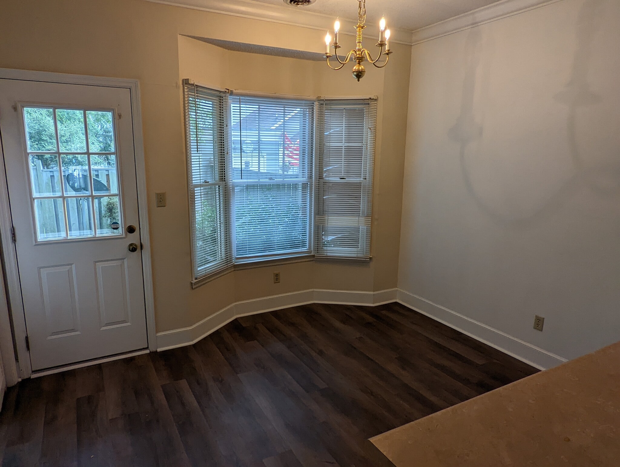 Dining area - 215 Woodburn Club Ln