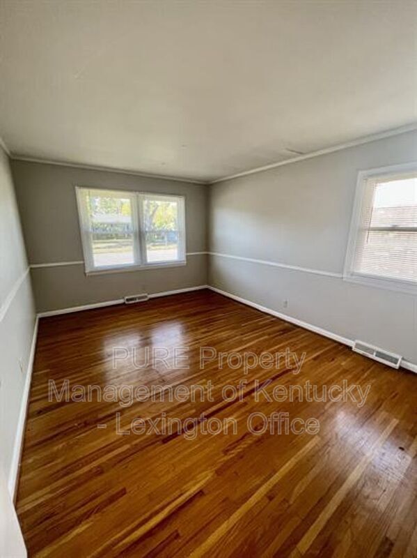 Building Photo - 2364 Shandon Dr