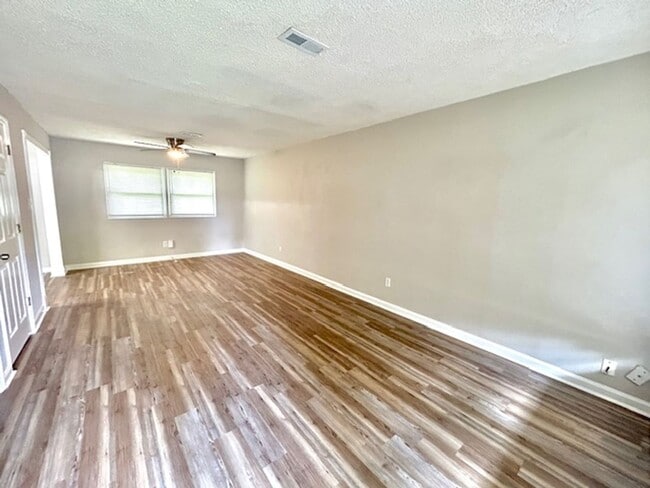 Building Photo - Newly Renovated 3 Bedroom Home!