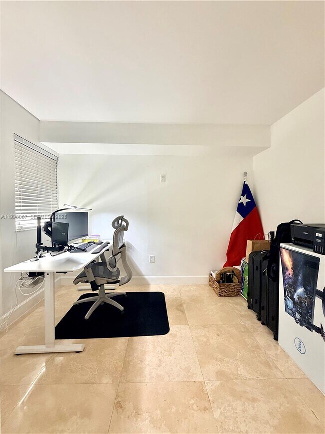 Building Photo - 15405 N Miami Lakeway