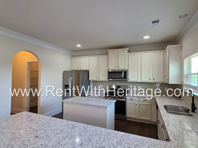 Building Photo - ABSOLUTELY BEAUTIFUL 5 BEDROOM/ 4.5 BATH HOME YOU DONT WANT TO MISS.