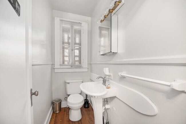 Building Photo - 949 SW 13th St