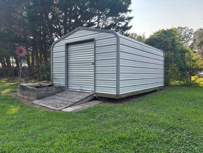 Building Photo - 560 Lee Byrd Rd