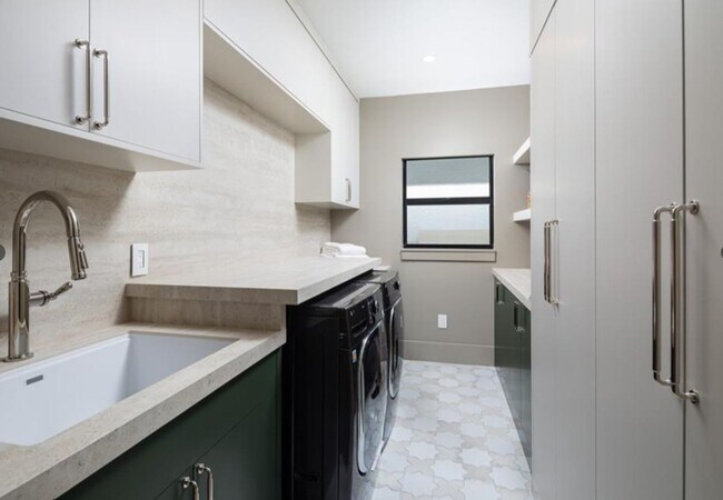 Building Photo - STUNNING REMODELED 4-BEDROOM, 3.5-BATH FUR...