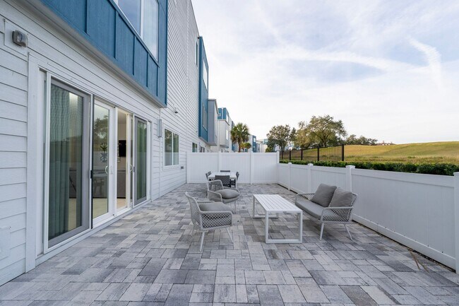 Building Photo - 7740 Sandy Ridge Dr