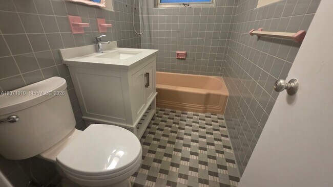 Building Photo - 260 SW 31st Ct