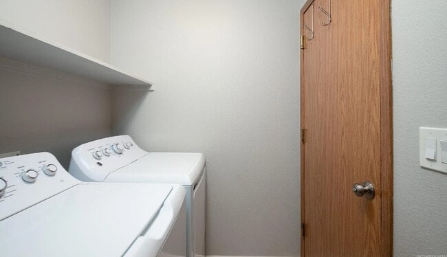 Building Photo - 5656 S Onaga Pl