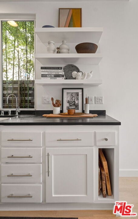 Building Photo - 835 Superba Ave