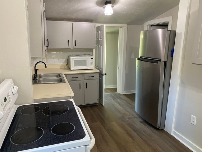 Building Photo - CLEVES - Adorable fresh tiny home w fenced...