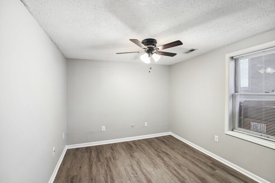 Bedroom - 1110 E Walnut St
