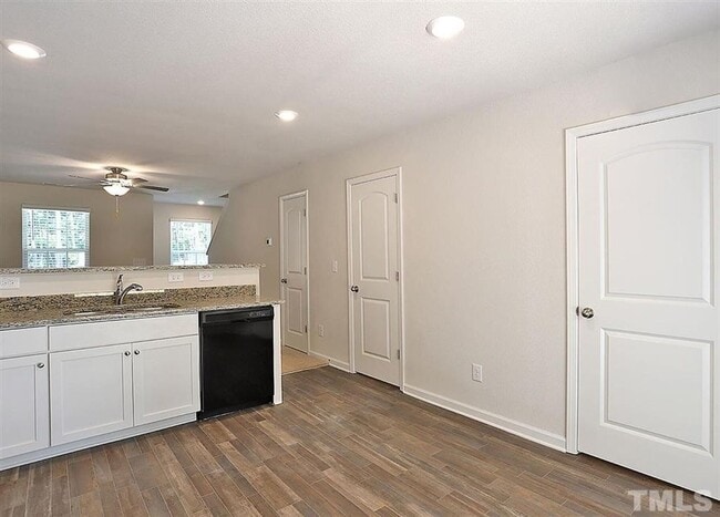 Building Photo - 2 Bedroom Townhome Available June 2026!