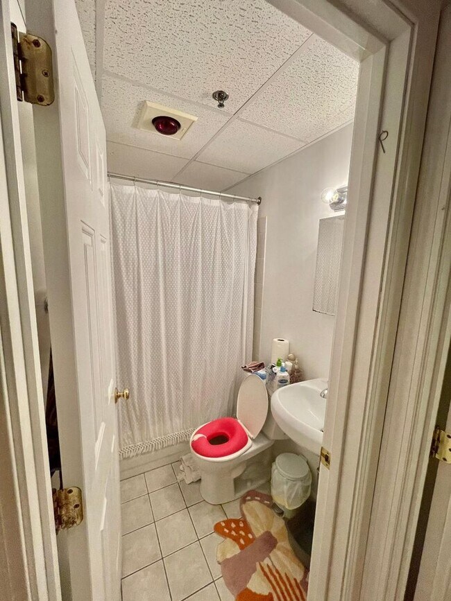 Building Photo - Brookline 3 Bed / 2 Bath – Garden Unit – Brownstone Charm – 9/1 Move-In