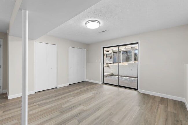 Building Photo - TOTALLY UPDATED 3 BEDROOM HOUSE IN WEST KN...