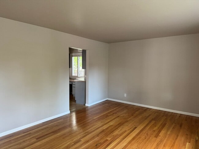 Building Photo - 5 Bedroom ,3 bathroom Single Family Unit