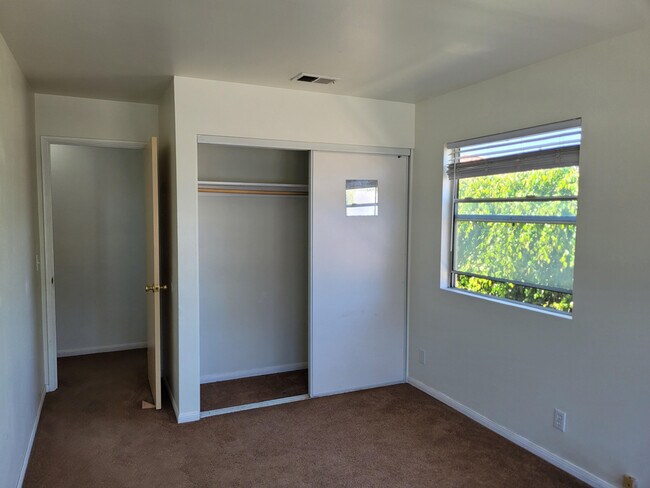 Building Photo - 433 E Ave