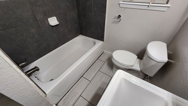 Building Photo - Remodeled 3 bedroom 1 bathroom house in Ed...