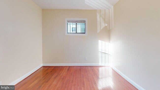 Building Photo - 315 Evarts St NE