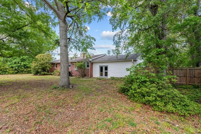 Building Photo - 607 Pinetree Dr