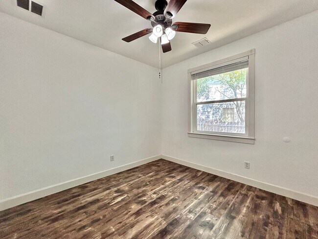 Building Photo - 4 Bed / 2 Bath Spacious One-Level Home with Large Backyard