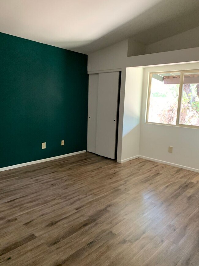 Building Photo - 3 bedroom 2 bath