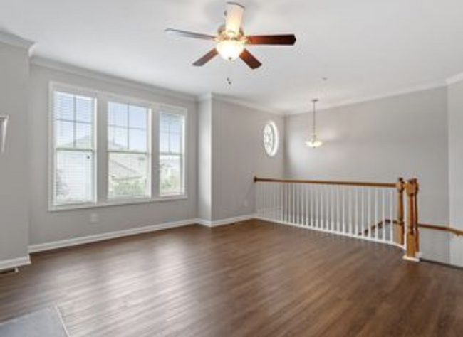 Nine-foot ceilings with stylish crown mouldings - 8122 Primanti Blvd