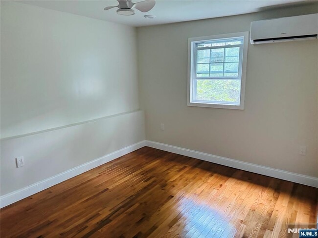 Building Photo - 14 Elm St