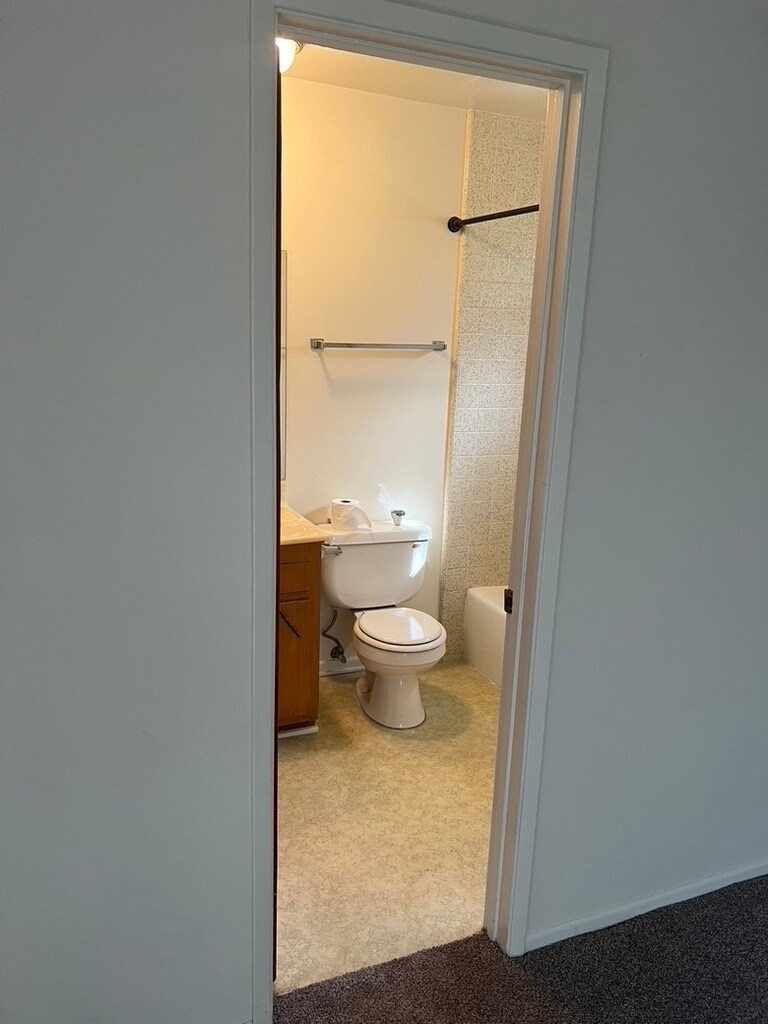 Master bathroom - 3262 Montrose Ave
