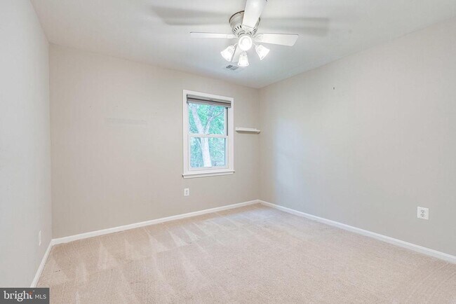 Building Photo - 12127 Holly Knoll Cir